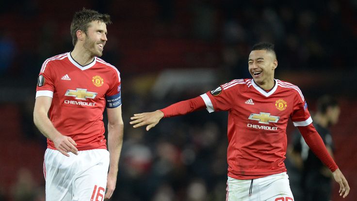 Manchester United's English midfielder Jesse Lingard (R) shares a joke with Michael Carrick