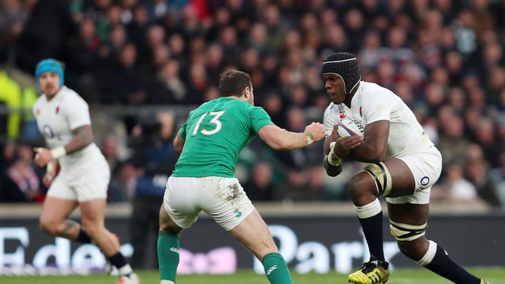 England's Maro Itoje runs at Robbie Henshaw