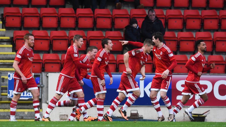 Aberdeen's Peter Pawlett (2nd from left) celebrates scoring the second goal of the game with his team-mates 