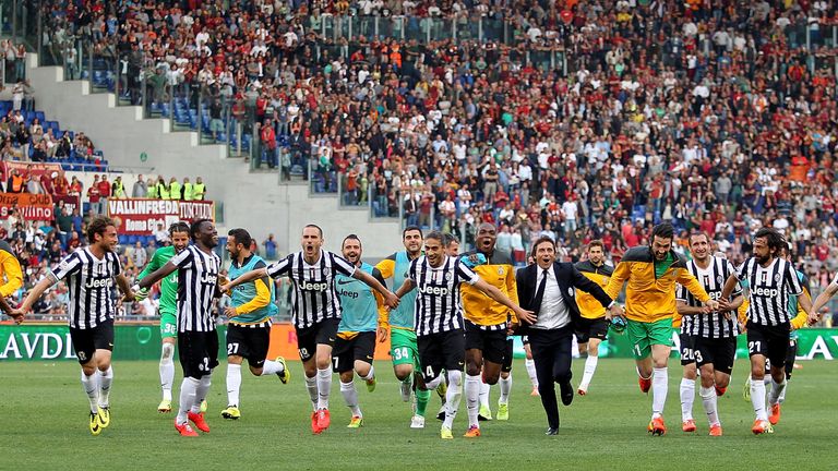 ROME, ITALY - MAY 11:  Juventus head coach Antonio Conte (C) with his teammates celebrates the victory after the Serie A match between AS Roma and Juventus