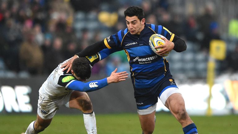 Bryce Heem of Worcester Warriors breaks the Bath cover 