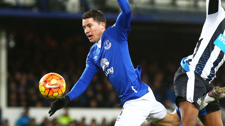 Bryan Oviedo has signed a new deal with Everton