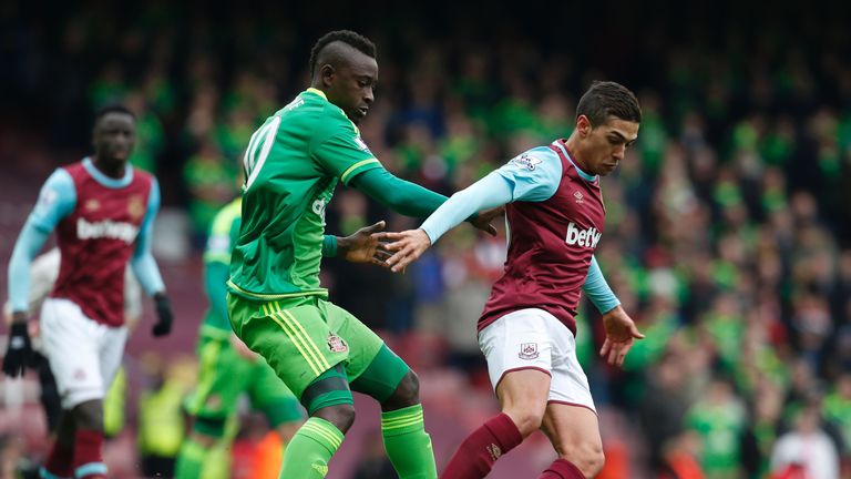 Dame N'Doye vies with Manuel Lanzini