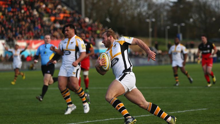 Dan Robson of Wasps scores his team's third try during the Aviva Premiership match between Saracens and Wasps at Allianz Par