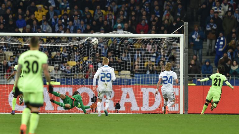 Manchester City's Spanish midfielder David Silva (R) scores during the UEFA Champions league round of 16