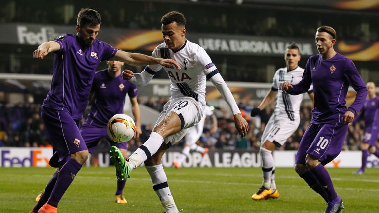 Fiorentina's Nenad Tomovic (L) vies with Tottenham Hotspur's Dele Alli (C)