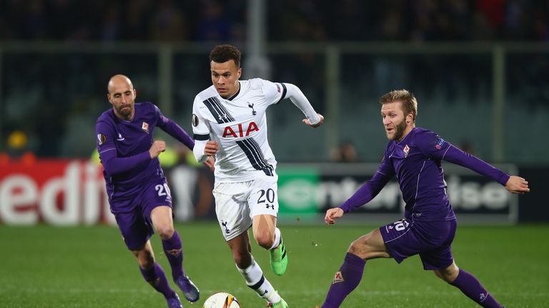 Dele Alli (C) of Tottenham Hotspur controls the ball under pressure of Borja Valero (L) and Jakub Blaszczykowski (R) of Fiorentina