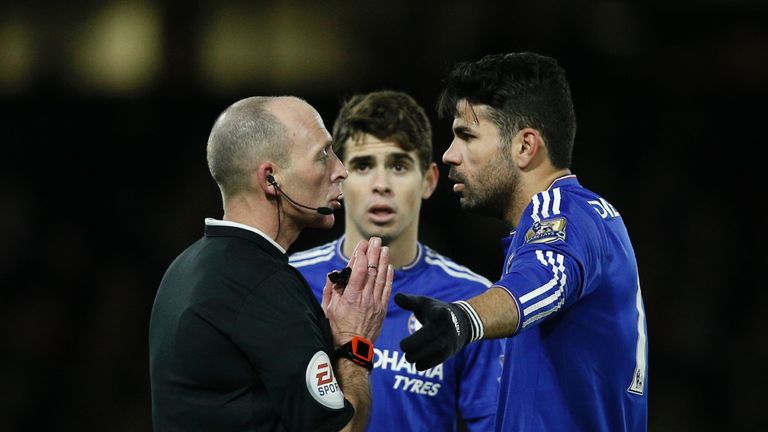 Mike Dean (L) talks with Diego Costa (R) and Oscar