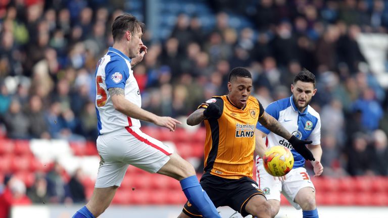 Blackburn Rovers' Elliott Ward (left) and Hull City's Abel Hernandez battle for the ball 