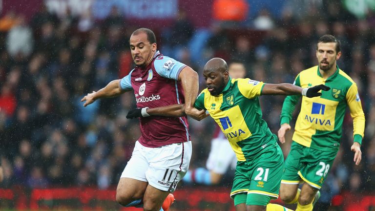 Gabriel Agbonlahor tries to get away from Youssouf Mulumbu 