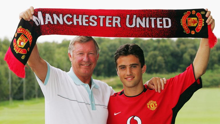 Giuseppe Rossi poses with Sir Alex Ferguson after signing for Manchester United as a 16-year-old
