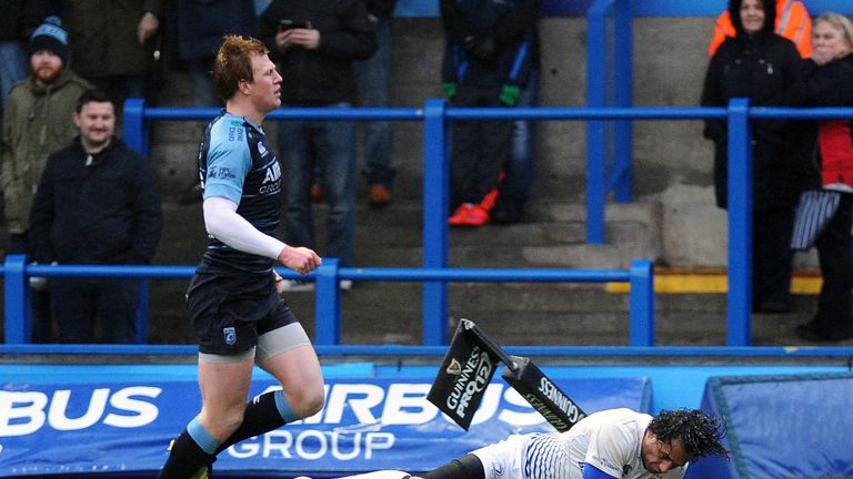 Leinster's Isa Nacewa scores a try