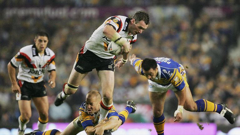  Jamie Peacock of Bradford is tackled by Andrew Dunemann of Leeds during the Engage Super league Grand Final in 2005