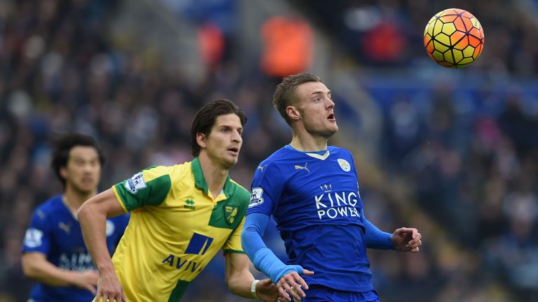 Leicester City's Jamie Vardy (R) vies with Norwich City's Timm Klose