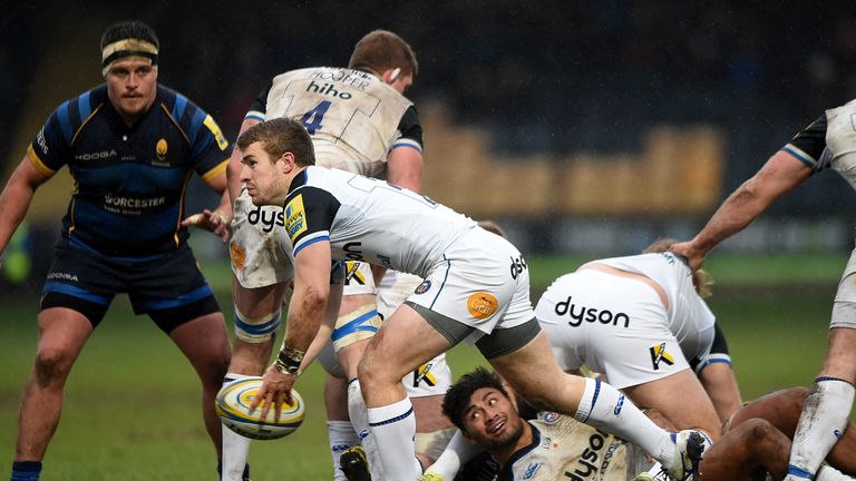 Jonathan Evans of Bath Rugby passes the ball during the Aviva Premiership match between Worcester Warriors and Bath Rugby