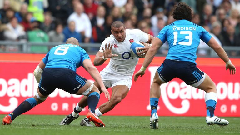 Jonathan Joseph of England takes on Sergio Parisse (l) and Michele Campagnaro during the RBS Six Nations match against Italy