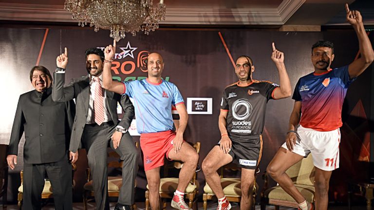 Abhishek Bachchan (L) with U Mumbai's Anup Kumar (2R), Jaipur Pink Panthers's Navneet Gautam (C), Dabang Delhi's Kashiling Adake (R)