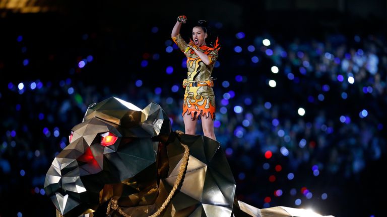 GLENDALE, AZ - FEBRUARY 01:  Singer Katy Perry performs during the Pepsi Super Bowl XLIX Halftime Show at University of Phoenix Stadium on February 1, 2015