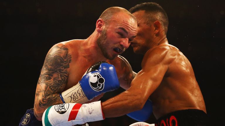 Kevin Mitchell (left) and Ismael Barroso in action