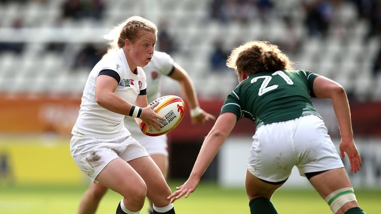 La Toya Mason of England avoids a tackle by Jenny Murphy of Ireland 