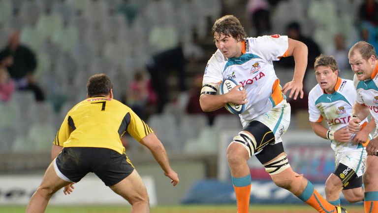 Lood  de Jager on the charge for the Cheetahs