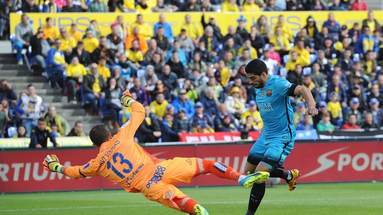 Luis Suarez beats Javi Varas of Las Palmas to open the scoring for Barcelona