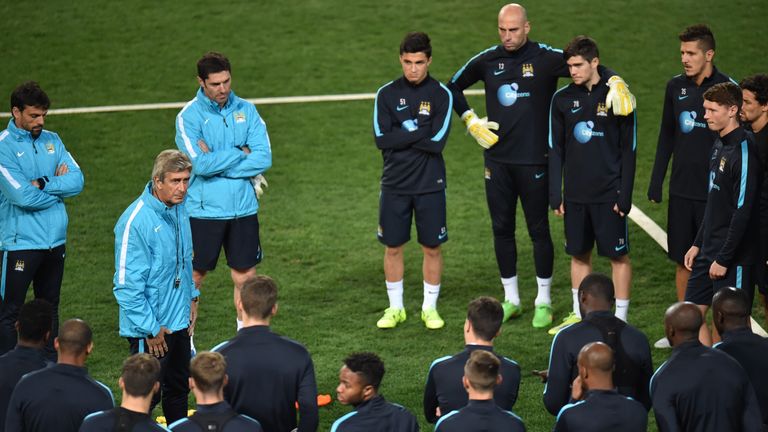 Manchester City manager Manuel Pellegrini addresses his team