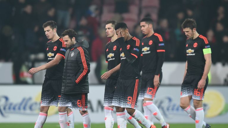 Manchester United players show their dejection