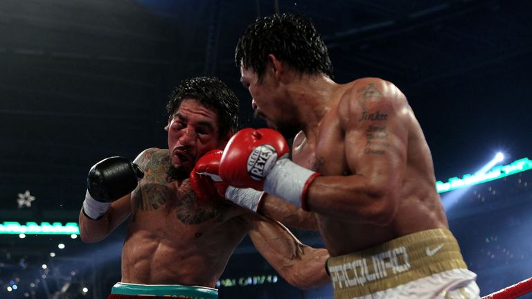Manny Pacquiao (R) become an eight-division champion