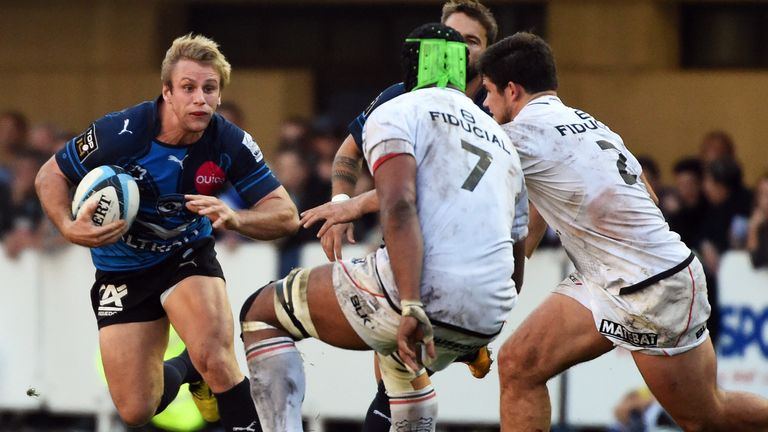 Montpellier's French winger Marvin O'Connor (L) runs with the ball during the French Top 14 rugby union match between Montpellier and Toulouse