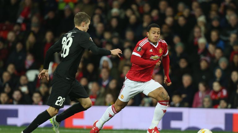 Memphis Depay of Manchester United in action with Andre Romer of FC Midtjylland