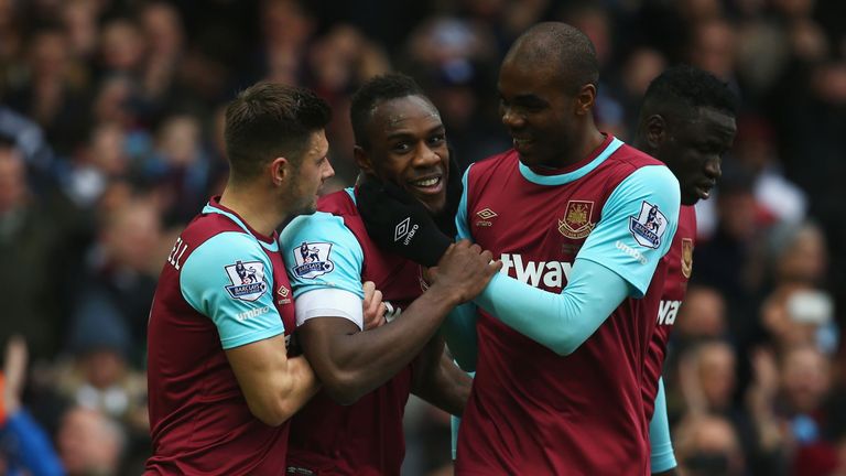 LONDON, ENGLAND - FEBRUARY 27:  Michail Antonio (2nd L) of West Ham United celebrates scoring his team's first goal with his team mates during the Barclays