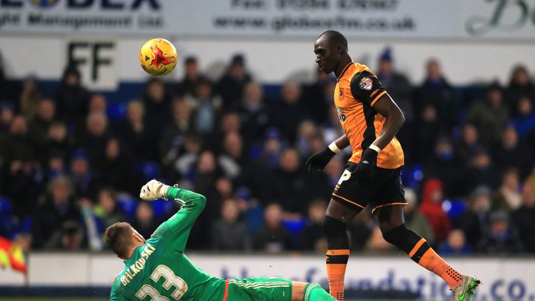 Hull City's Mohamed Diame scores his side's first goal of the game past Ipswich Town's Bartosz Bialkowski during the Sky Bet Championship match at Portman 