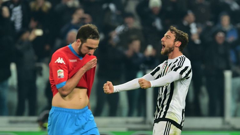 Juventus' midfielder from Italy Claudio Marchisio (R) celebrates in front of Napoli's forward from Argentina Gonzalo Higuain