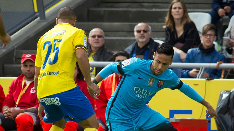 Barcelona's Brazilian forward Neymar (R) vies with Las Palmas' midfielder Roque Mesa Quevedo 