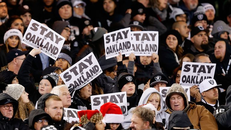 Raiders agree to deal to play in Oakland for at least one more season