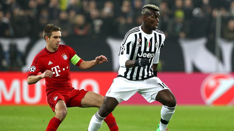 TURIN, ITALY - FEBRUARY 23:  Paul Pogba (R) of Juventus competes for the ball with Philipp Lahm (L)