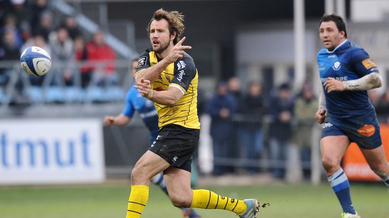 La Rochelle's fly-half Peter Grant passes the ball