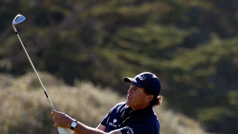 Mickelson kept a bogey off his card in his third round at Pebble Beach