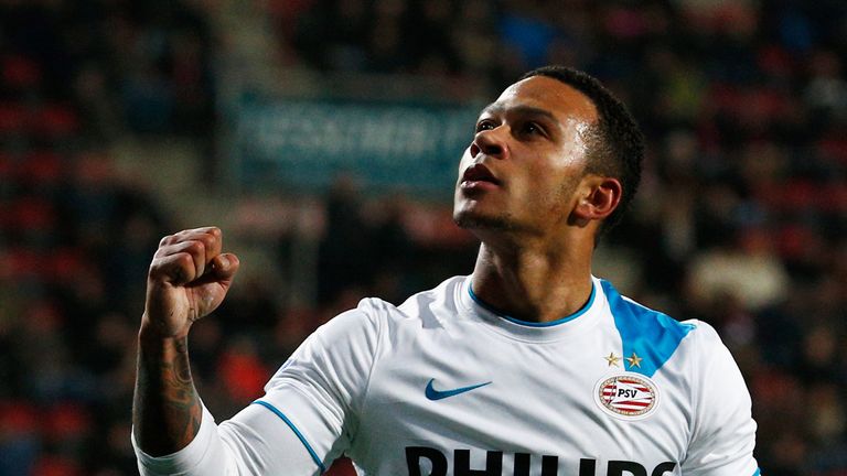 ENSCHEDE, NETHERLANDS - APRIL 04:  Memphis Depay of PSV celebrates after he scores the fifth goal of the game for his team during the Dutch Eredivisie matc