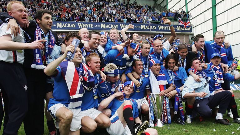 Rangers won the SPL title at Easter Road by beating Hibernian 1-0 on the final day of the 2004/05 season