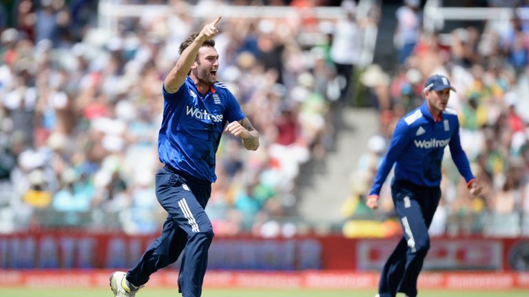 Reece Topley of England celebrates dismissing Faf du Plessis of South Africa during the 5th Momentum ODI match between South Africa and England