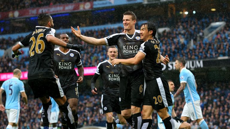  Robert Huth (3rd L) of Leicester City celebrates scoring his team's first goal with his team mate Shinji Okazaki