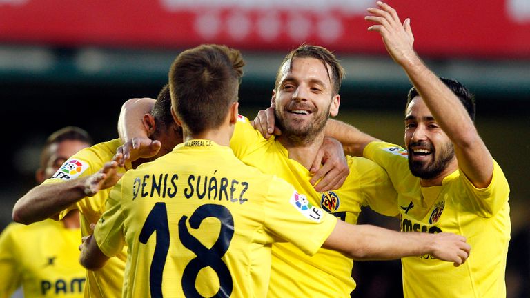 Villarreal's forward Roberto Soldado (2nd R) celebrates a goal with teammates