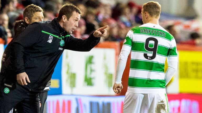 Ronny Deila gives instructions to Leigh Griffiths at Pittodrie