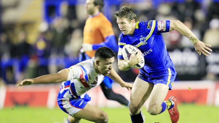 Warrington's Kurt Gidley beats Wakefield's Michael Sio