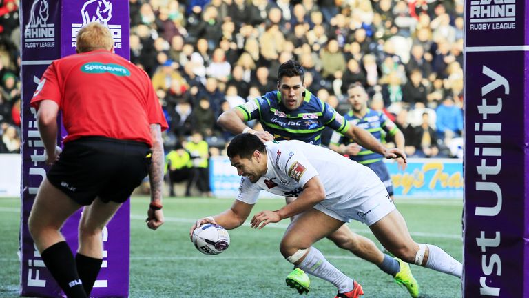 Setaimata Sa beats Joel Moon to score Widnes' second try against Leeds