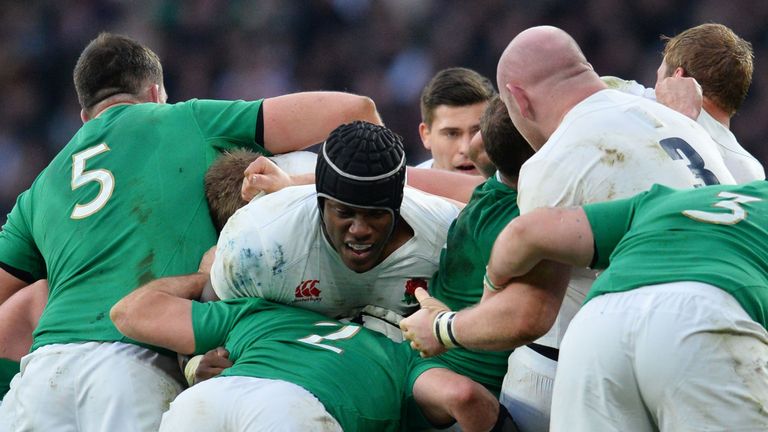 England lock Maro Itoje (C) is sandwiched in the middle of a maul against Ireland