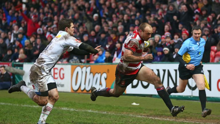 Gloucester wing Steve McColl breaks away from Tim Swiel of Harlequins to score a late try