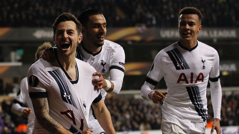 Tottenham Hotspur's Ryan Mason (L) celebrates